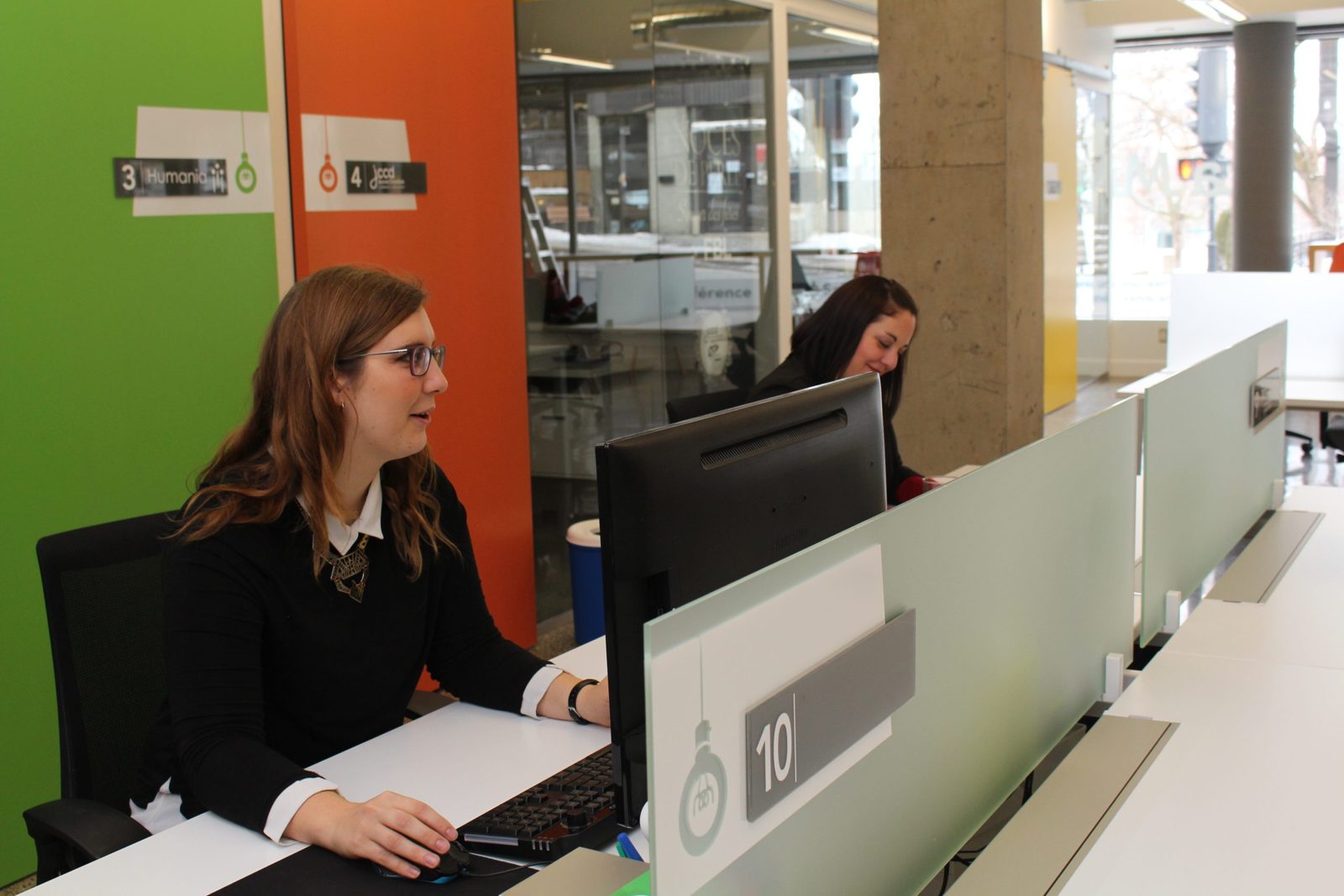 Personne au travail devant un écran, dans l'espace commun de la Mijoteuse