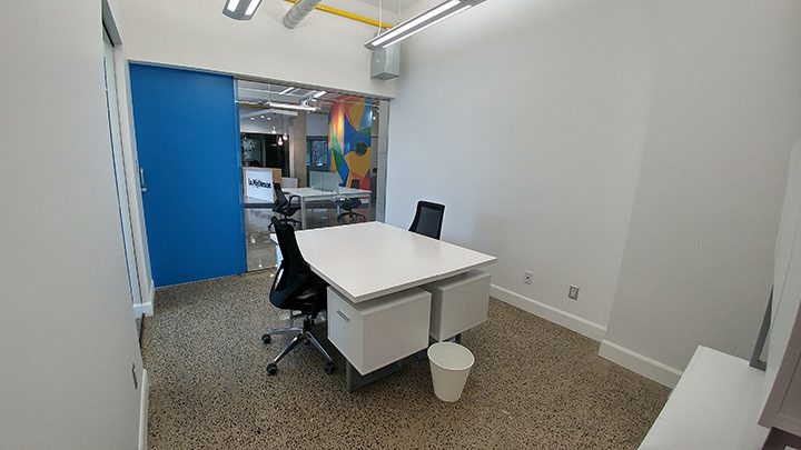 Bureau privé fermé, vue de la porte ouverte