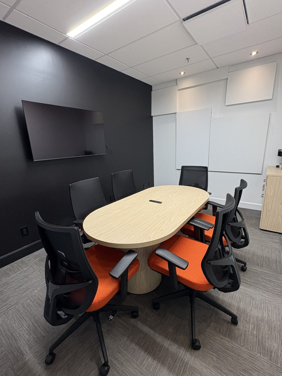Salle de réunion Heriot, table ovale et chaises orange